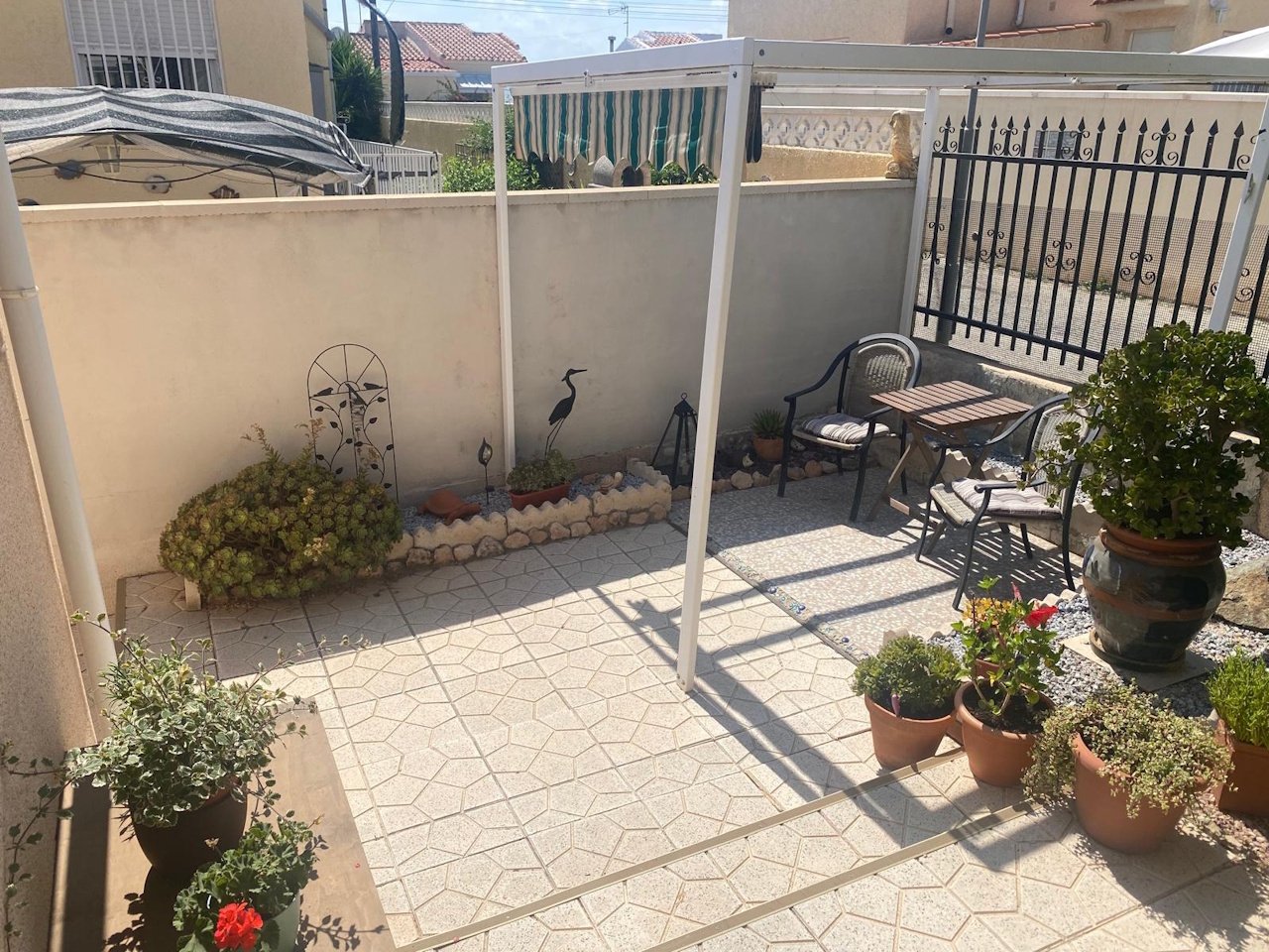 Villa mit 3 Schlafzimmern, 1 Badezimmer, Dachterrasse und Carport in ruhiger Lage - 33