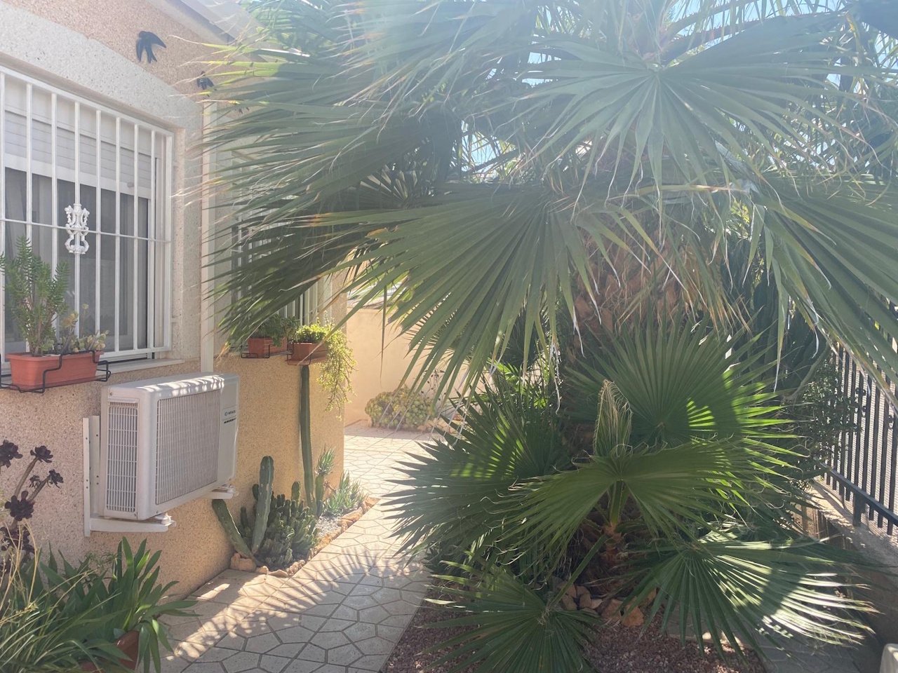 Villa mit 3 Schlafzimmern, 1 Badezimmer, Dachterrasse und Carport in ruhiger Lage - 32