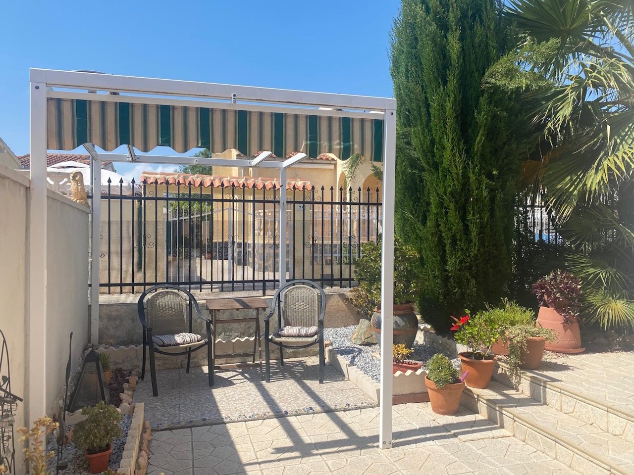 Villa mit 3 Schlafzimmern, 1 Badezimmer, Dachterrasse und Carport in ruhiger Lage - 38