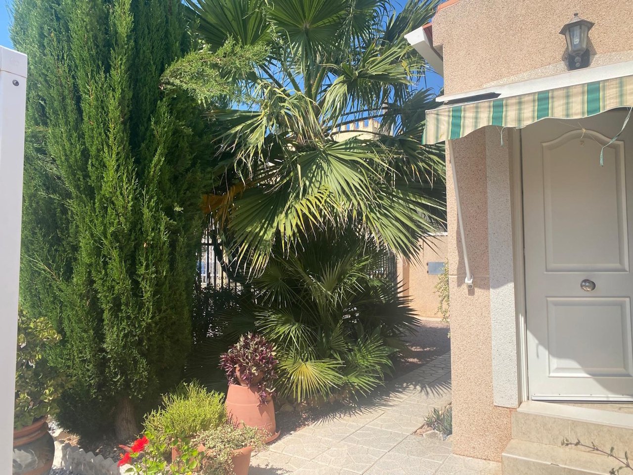 Villa mit 3 Schlafzimmern, 1 Badezimmer, Dachterrasse und Carport in ruhiger Lage - 36