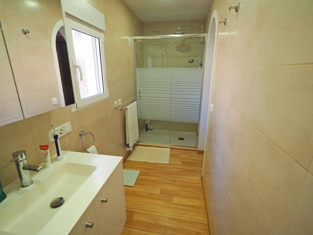 Wunderschöne Villa mit 3 Schlafzimmern, 3 Bädern, Privatpool, Meerblick und direktem Strandzugang - 9