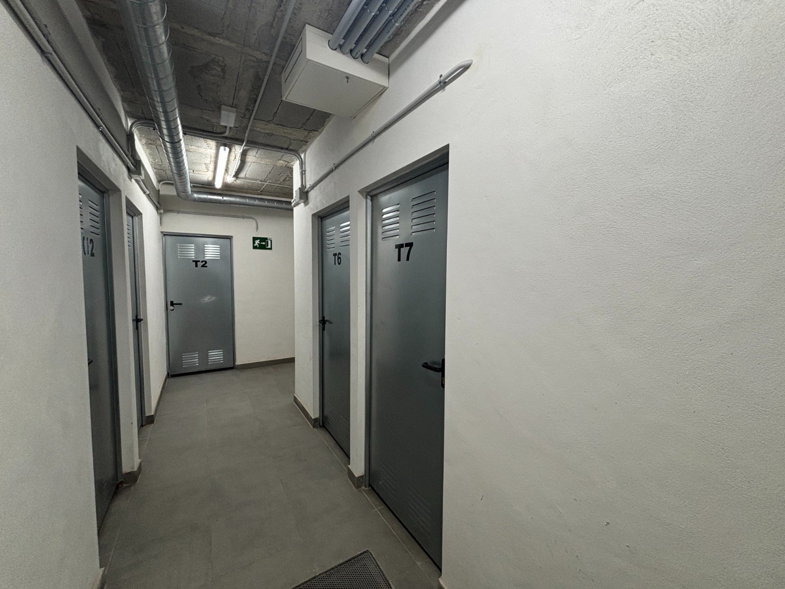 Neuwertige Penthouse-Wohnung mit 2 Schlafzimmern, 2 Bädern, Dachterrasse und Tiefgaragenstellplatz nur 700 m vom Strand - 35