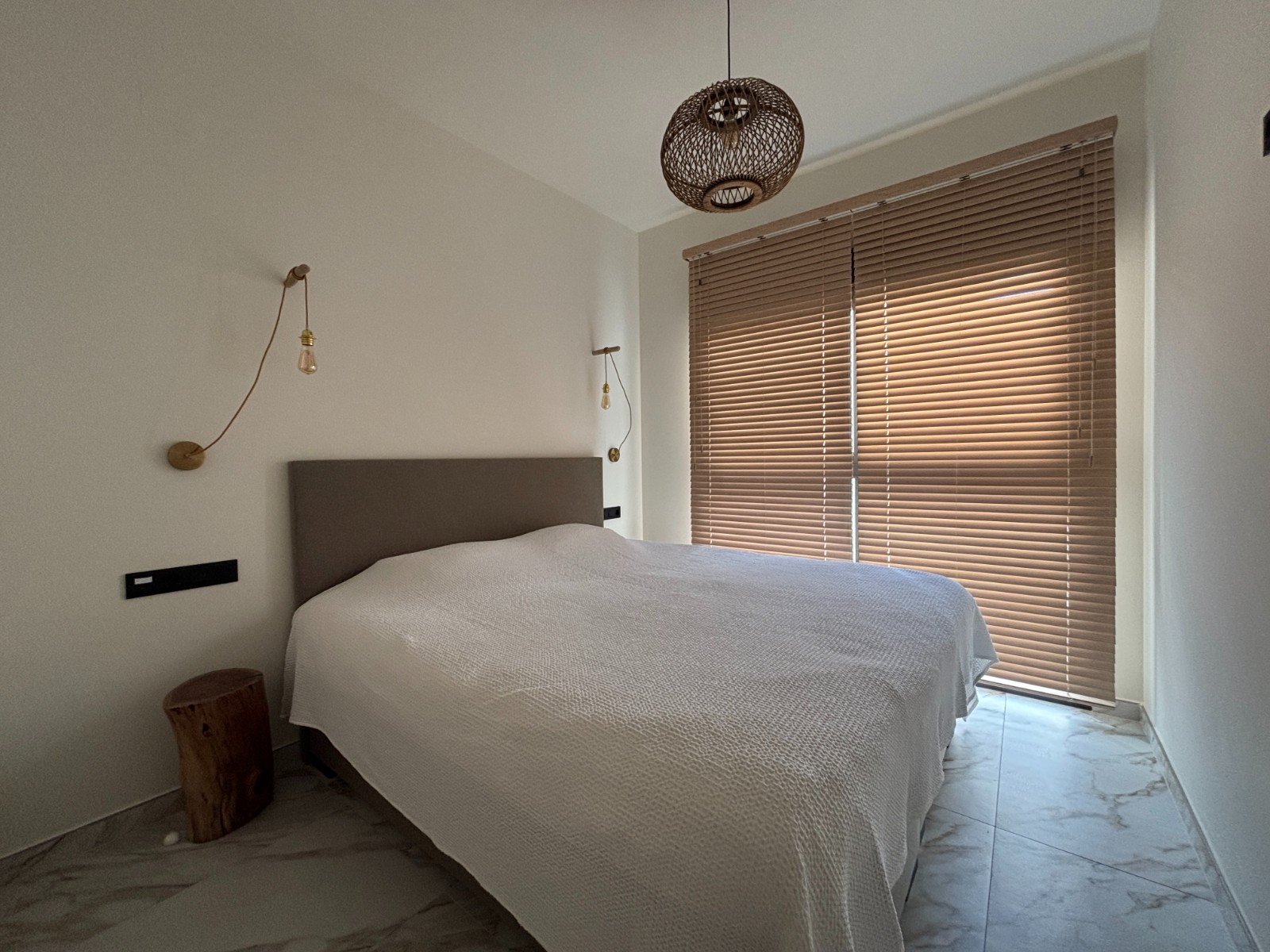 Neuwertige Penthouse-Wohnung mit 2 Schlafzimmern, 2 Bädern, Dachterrasse und Tiefgaragenstellplatz nur 700 m vom Strand - 26