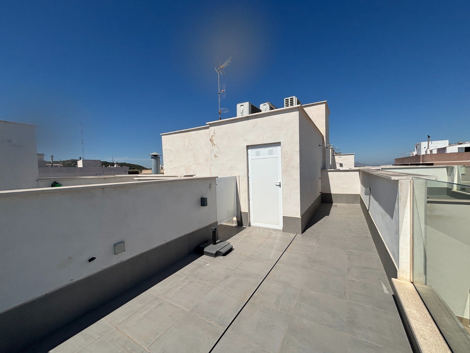 Neuwertige Penthouse-Wohnung mit 2 Schlafzimmern, 2 Bädern, Dachterrasse und Tiefgaragenstellplatz nur 700 m vom Strand - 29