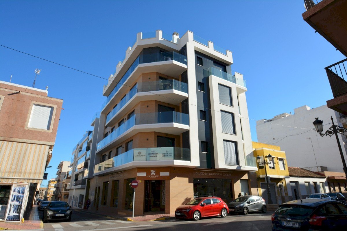 Neuwertige Penthouse-Wohnung mit 2 Schlafzimmern, 2 Bädern, Dachterrasse und Tiefgaragenstellplatz nur 700 m vom Strand - 1