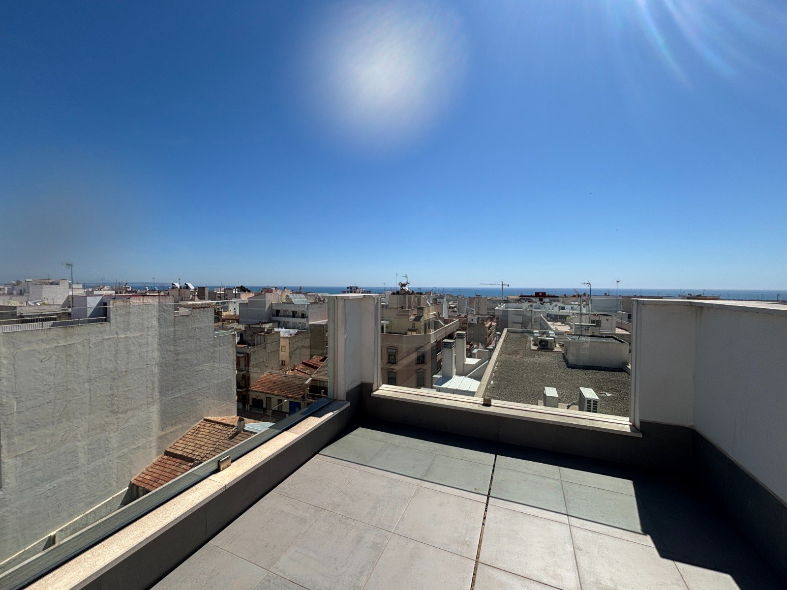 Neuwertige Penthouse-Wohnung mit 2 Schlafzimmern, 2 Bädern, Dachterrasse und Tiefgaragenstellplatz nur 700 m vom Strand - 28