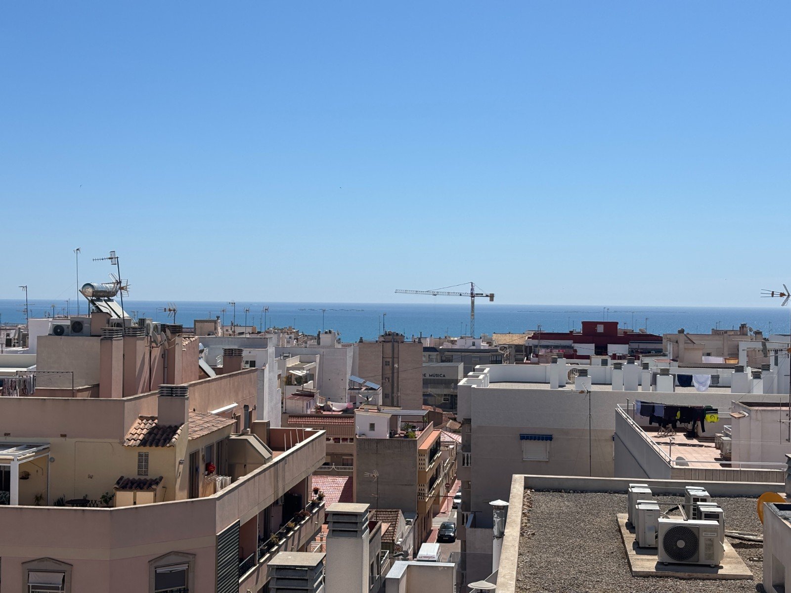 Neuwertige Penthouse-Wohnung mit 2 Schlafzimmern, 2 Bädern, Dachterrasse und Tiefgaragenstellplatz nur 700 m vom Strand - 31