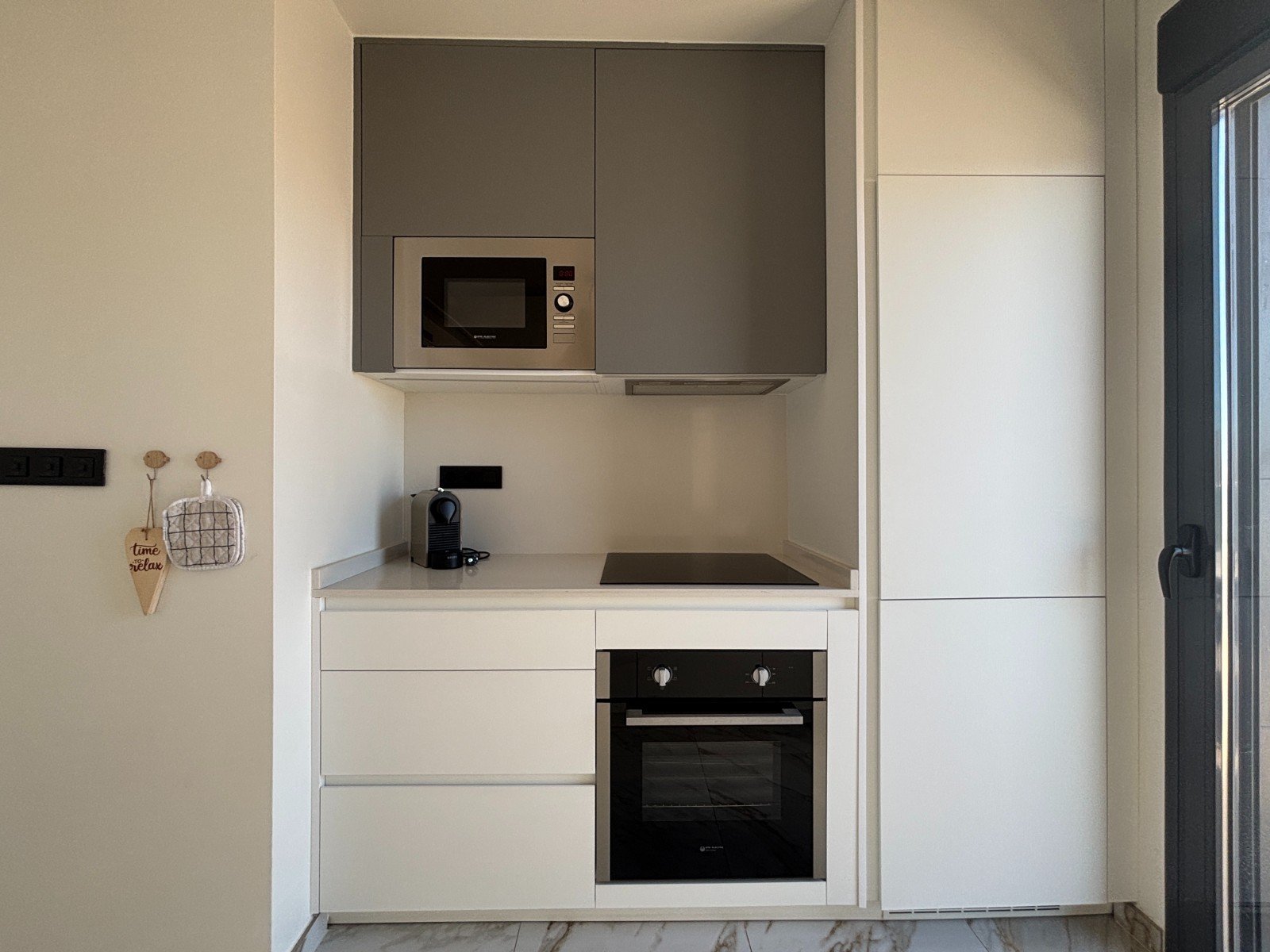 Neuwertige Penthouse-Wohnung mit 2 Schlafzimmern, 2 Bädern, Dachterrasse und Tiefgaragenstellplatz nur 700 m vom Strand - 17