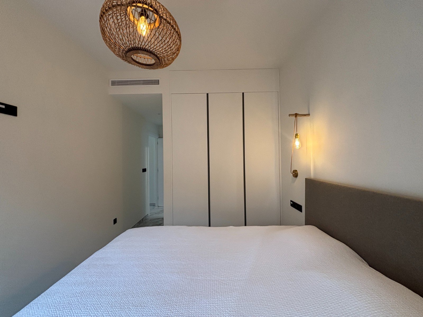 Neuwertige Penthouse-Wohnung mit 2 Schlafzimmern, 2 Bädern, Dachterrasse und Tiefgaragenstellplatz nur 700 m vom Strand - 27