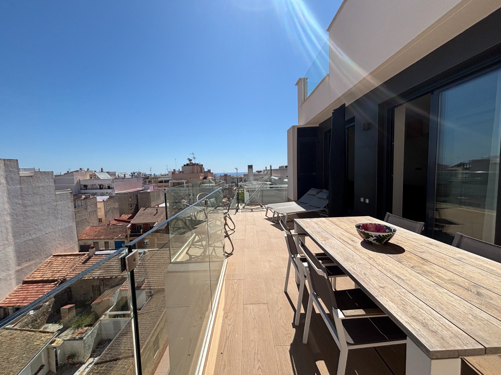 Neuwertige Penthouse-Wohnung mit 2 Schlafzimmern, 2 Bädern, Dachterrasse und Tiefgaragenstellplatz nur 700 m vom Strand - 7