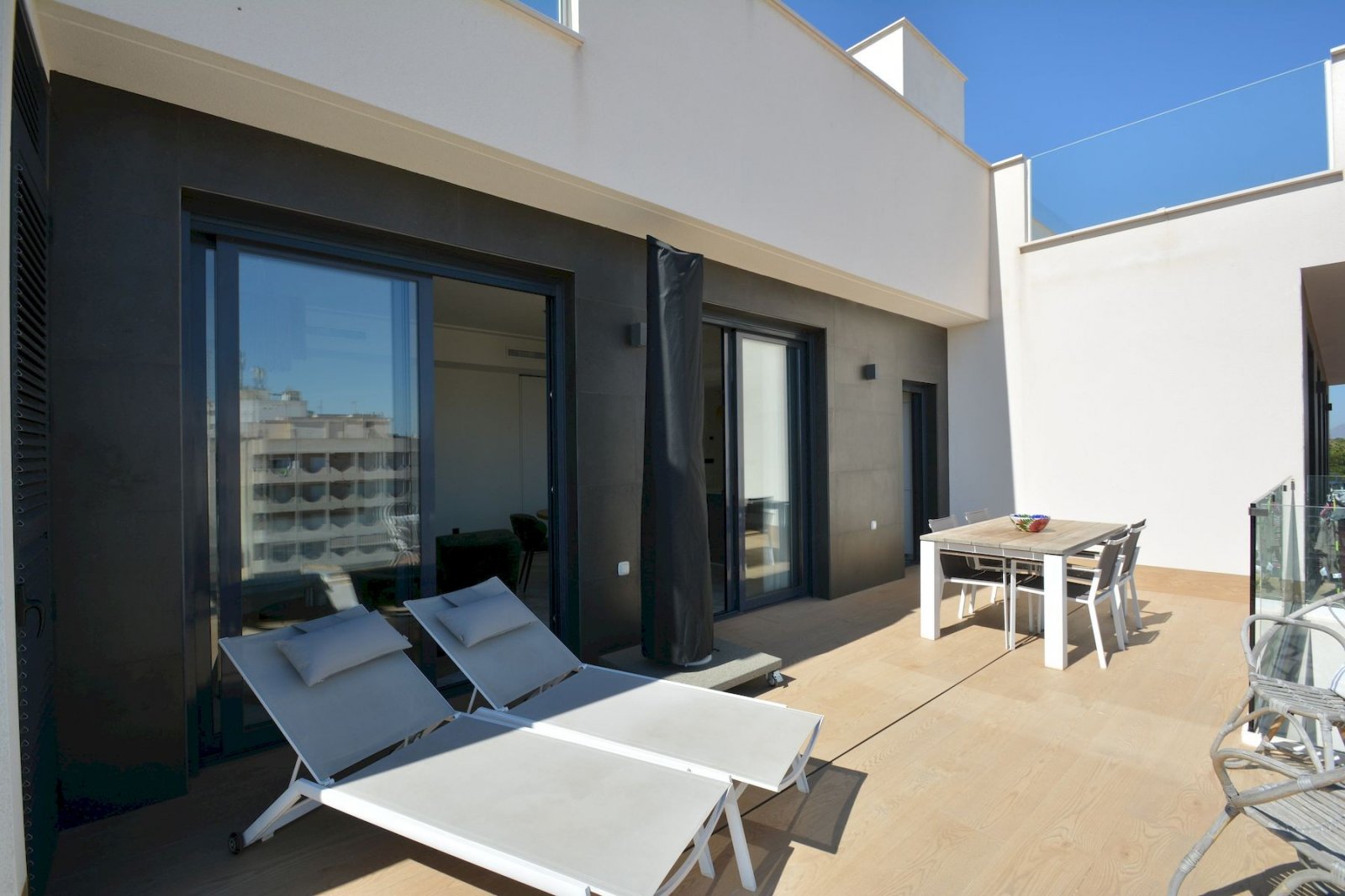 Neuwertige Penthouse-Wohnung mit 2 Schlafzimmern, 2 Bädern, Dachterrasse und Tiefgaragenstellplatz nur 700 m vom Strand - 4