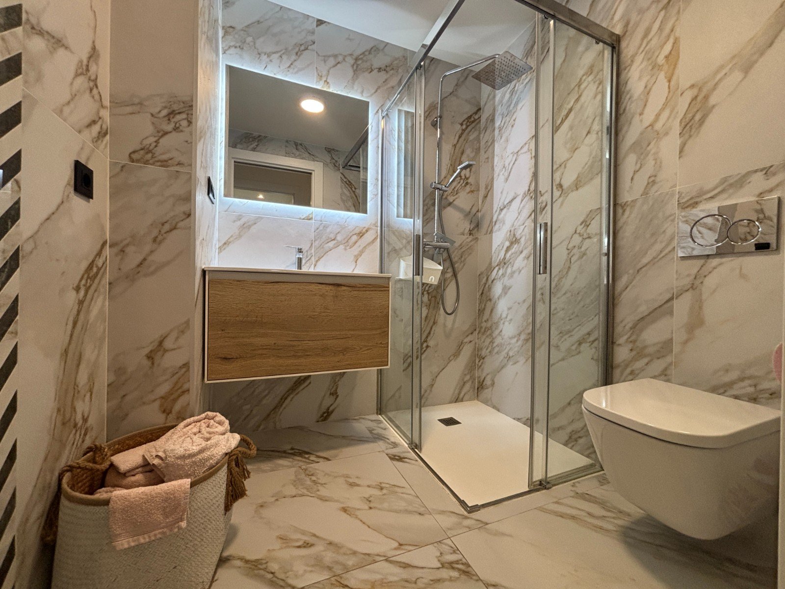 Neuwertige Penthouse-Wohnung mit 2 Schlafzimmern, 2 Bädern, Dachterrasse und Tiefgaragenstellplatz nur 700 m vom Strand - 24