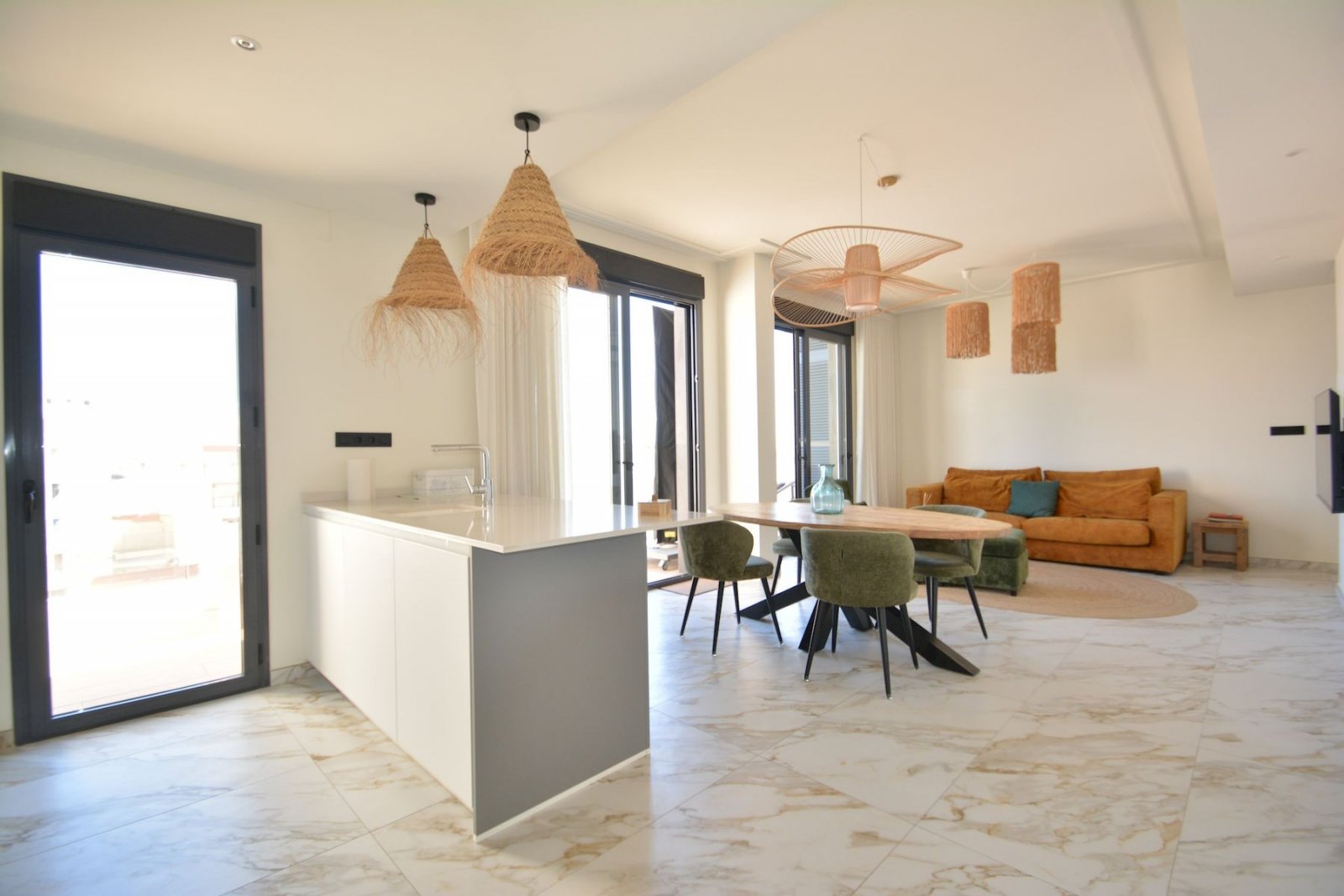 Neuwertige Penthouse-Wohnung mit 2 Schlafzimmern, 2 Bädern, Dachterrasse und Tiefgaragenstellplatz nur 700 m vom Strand - 8