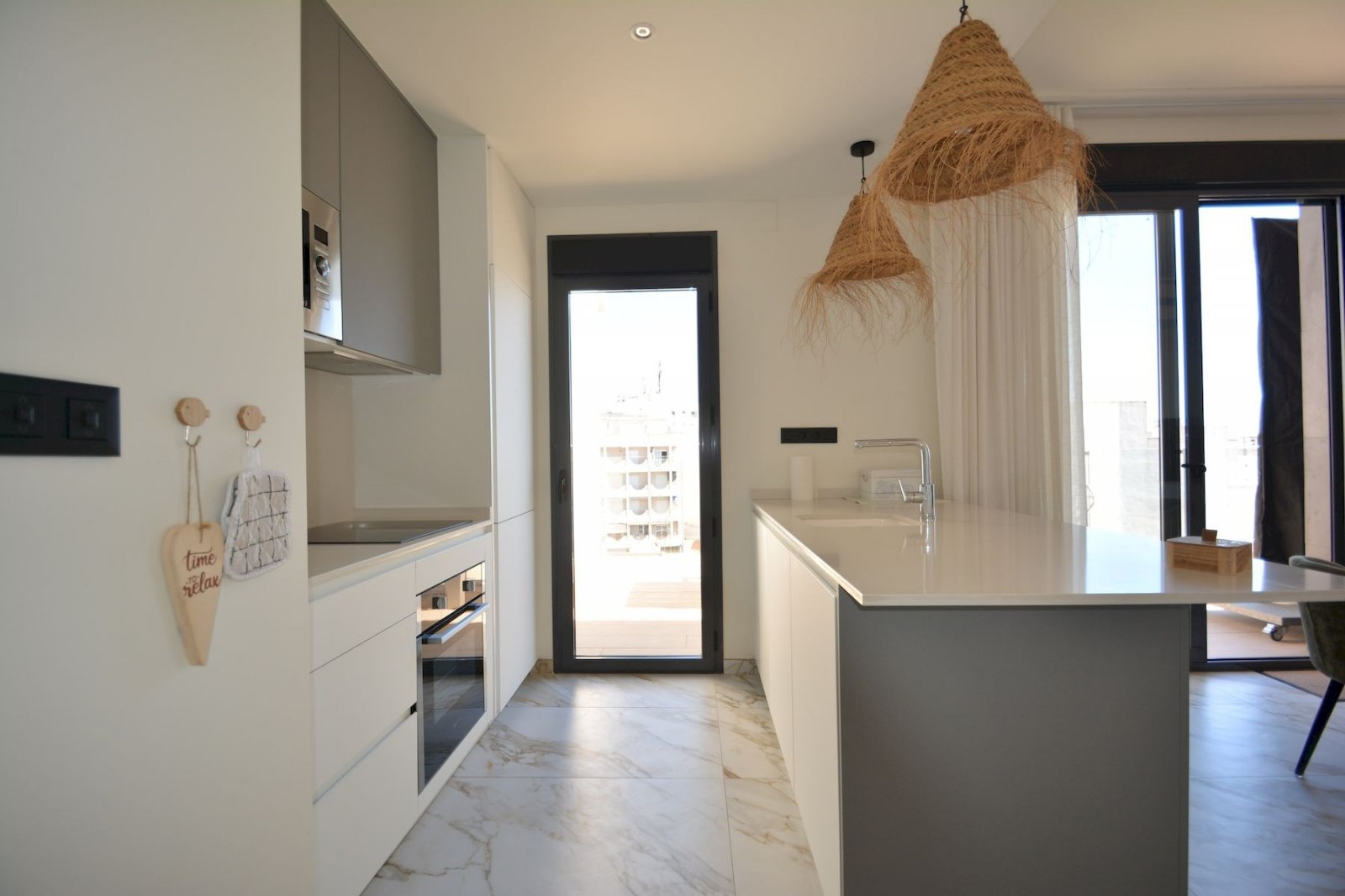 Neuwertige Penthouse-Wohnung mit 2 Schlafzimmern, 2 Bädern, Dachterrasse und Tiefgaragenstellplatz nur 700 m vom Strand - 16