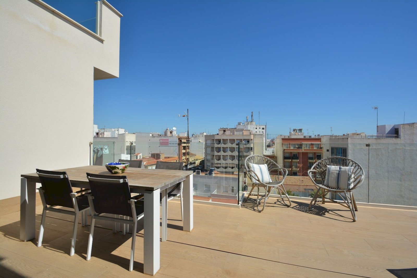 Neuwertige Penthouse-Wohnung mit 2 Schlafzimmern, 2 Bädern, Dachterrasse und Tiefgaragenstellplatz nur 700 m vom Strand - 3