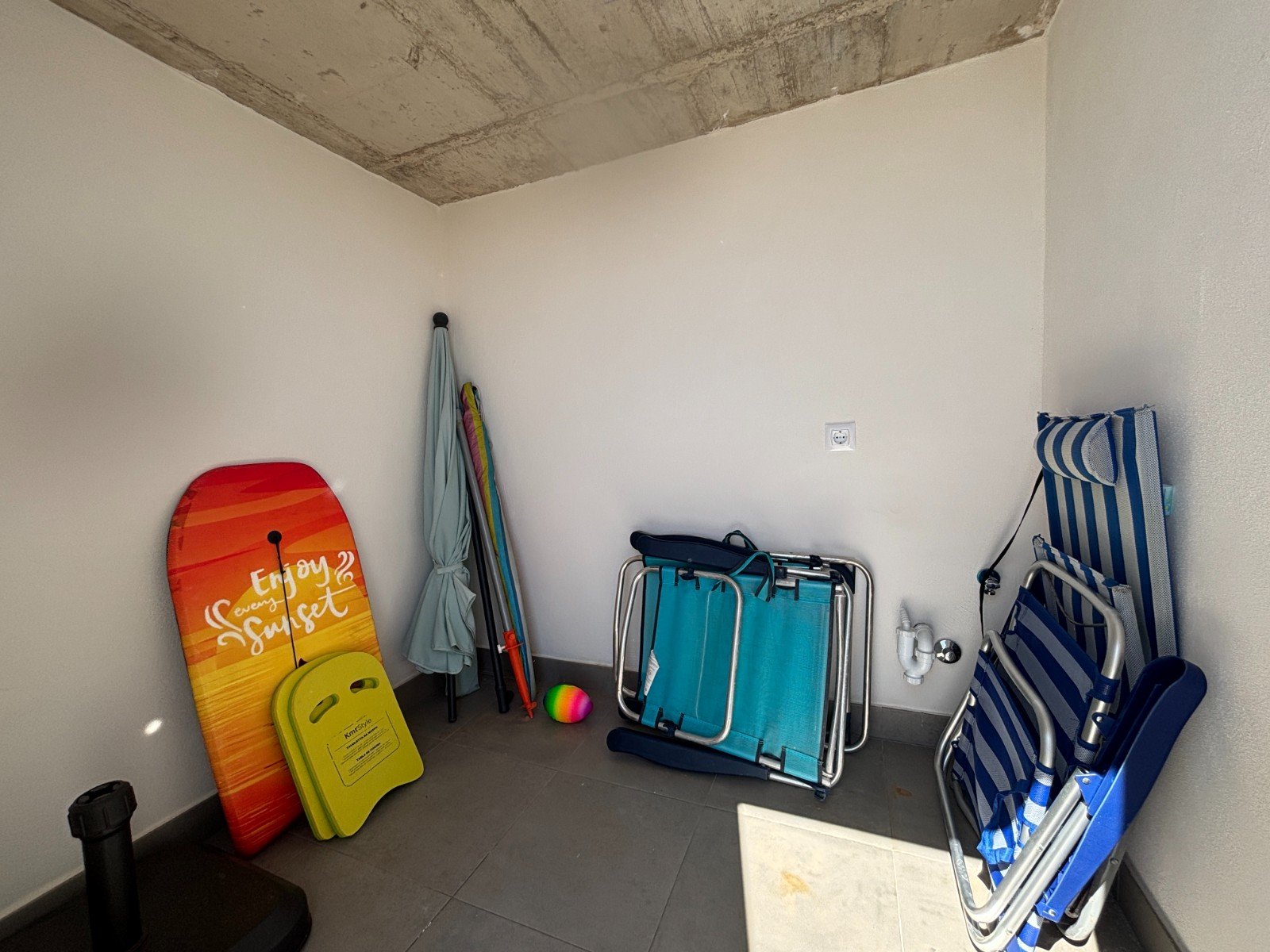 Neuwertige Penthouse-Wohnung mit 2 Schlafzimmern, 2 Bädern, Dachterrasse und Tiefgaragenstellplatz nur 700 m vom Strand - 32