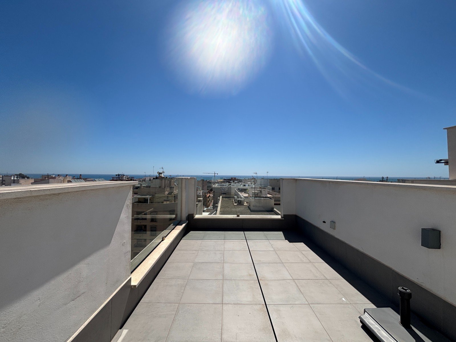 Neuwertige Penthouse-Wohnung mit 2 Schlafzimmern, 2 Bädern, Dachterrasse und Tiefgaragenstellplatz nur 700 m vom Strand - 30