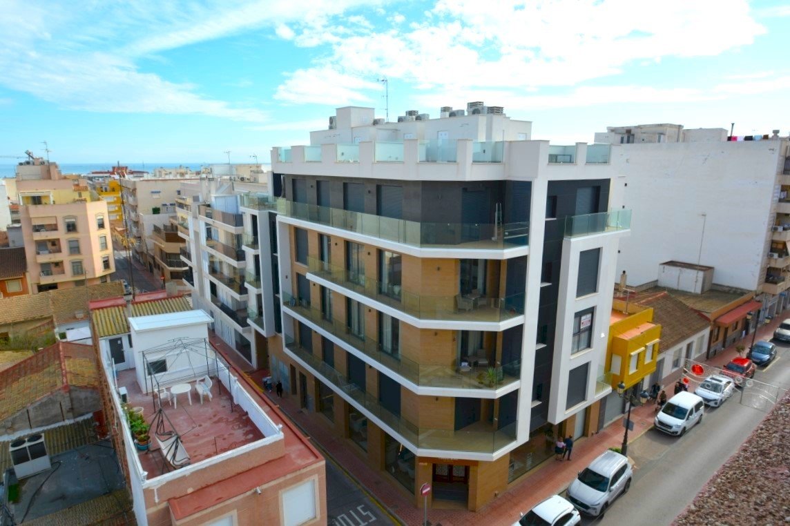 Neuwertige Penthouse-Wohnung mit 2 Schlafzimmern, 2 Bädern, Dachterrasse und Tiefgaragenstellplatz nur 700 m vom Strand - 2
