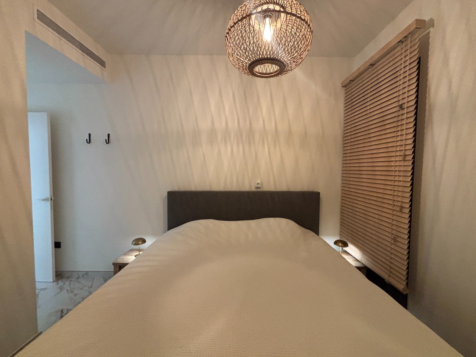 Neuwertige Penthouse-Wohnung mit 2 Schlafzimmern, 2 Bädern, Dachterrasse und Tiefgaragenstellplatz nur 700 m vom Strand - 23