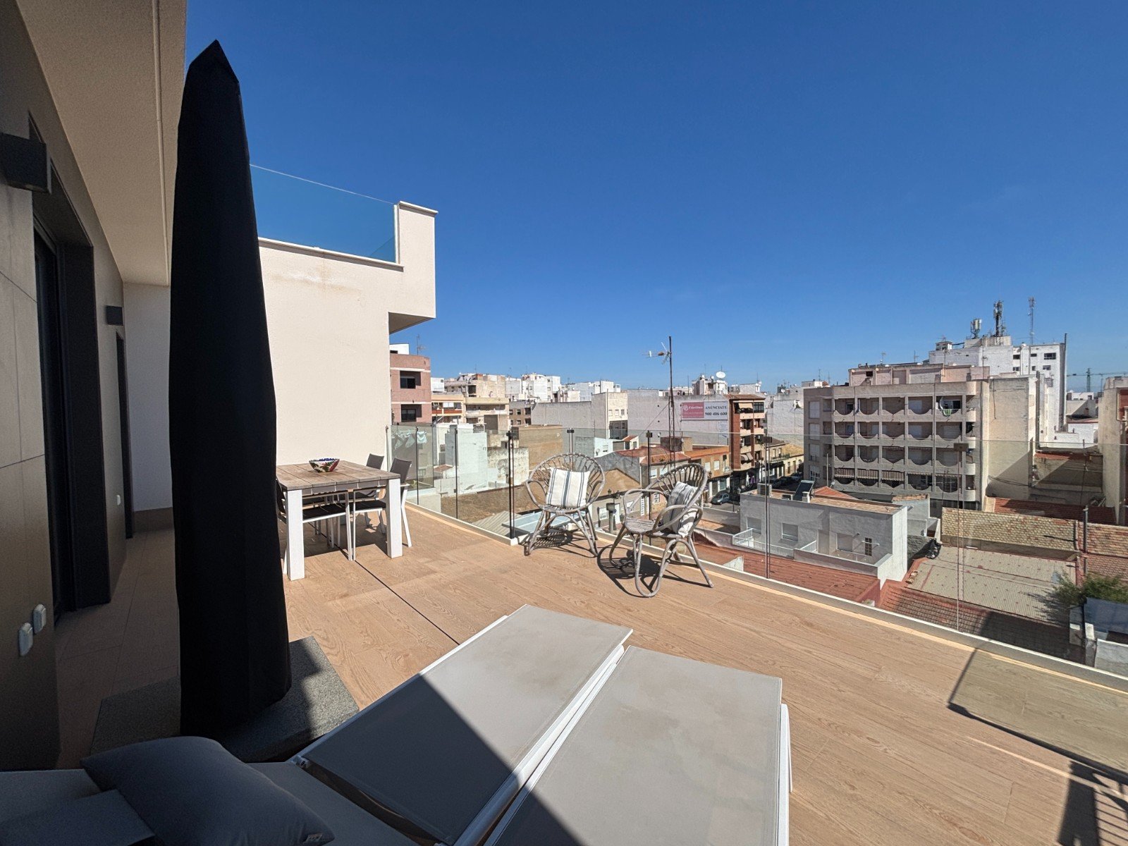 Neuwertige Penthouse-Wohnung mit 2 Schlafzimmern, 2 Bädern, Dachterrasse und Tiefgaragenstellplatz nur 700 m vom Strand - 6