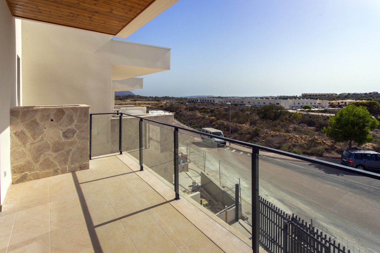 Wunderschöne Reihenhäuser mit 3 Schlafzimmern, 3 Bädern, Keller, Dachterrasse, Kfz-Stellplatz und Gemeinschaftspool bei Alenda Golf - 14