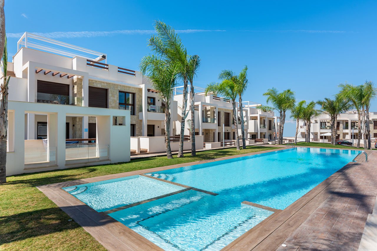 Sehr schöne Obergeschoss-Wohnungen mit 2 Schlafzimmern, 2 Badezimmern, Dachterrasse und 2 Gemeinschaftspool - 2