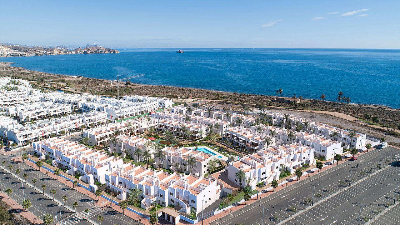 Obergeschoss-Wohnungen mit 2 Schlafzimmern, 1 - 2 Bädern, Dachterrasse, Tiefgaragenstellplatz und Gemeinschaftspool in erster Linie am Strand - 12