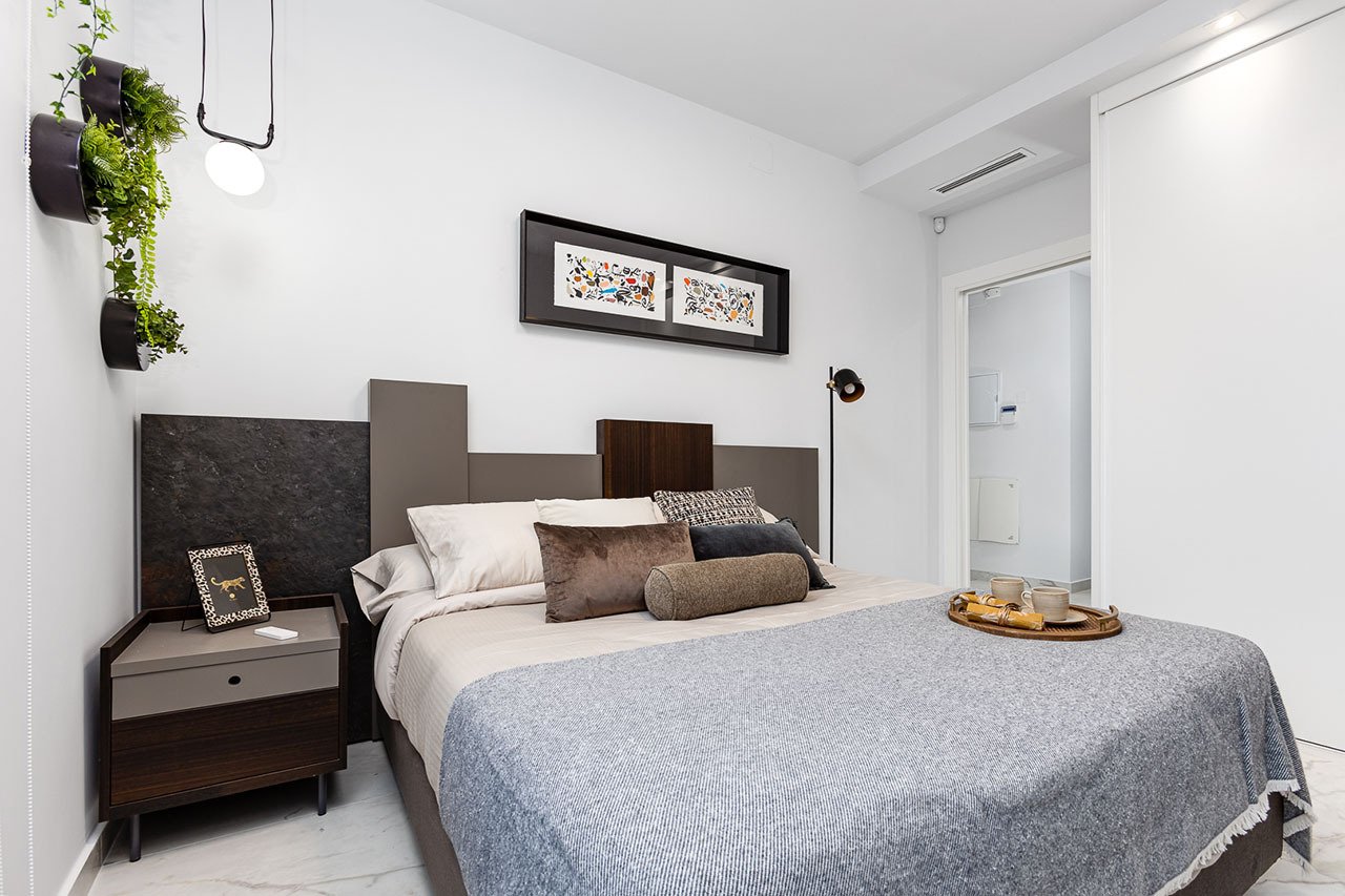 Obergeschoss-Wohnungen mit 2 Schlafzimmern, 2 Bädern, Dachterrasse, Einbauküchen mit Elektrogeräten, Klimaanlage, Kfz-Stellplatz und Gemeinschaftspool - 10