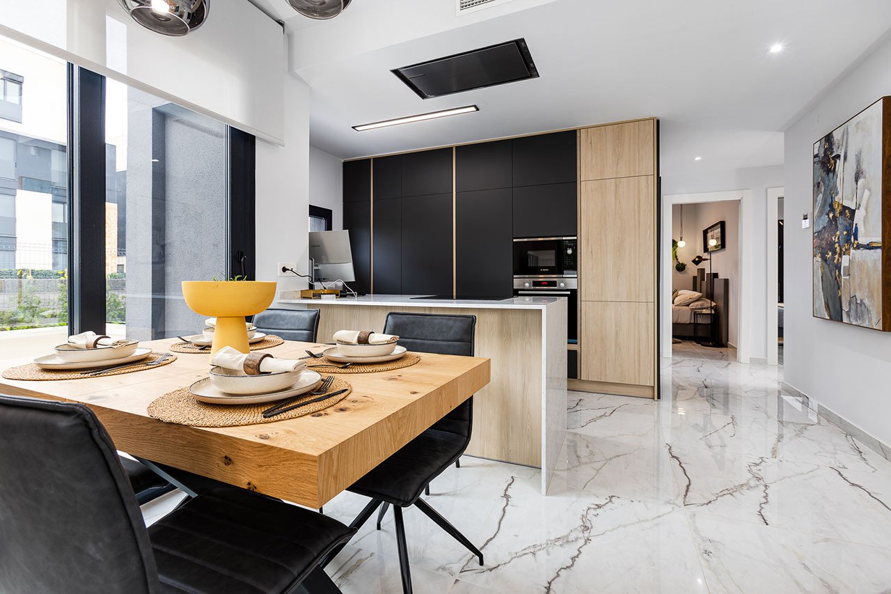 Obergeschoss-Wohnungen mit 2 Schlafzimmern, 2 Bädern, Dachterrasse, Einbauküchen mit Elektrogeräten, Klimaanlage, Kfz-Stellplatz und Gemeinschaftspool - 4