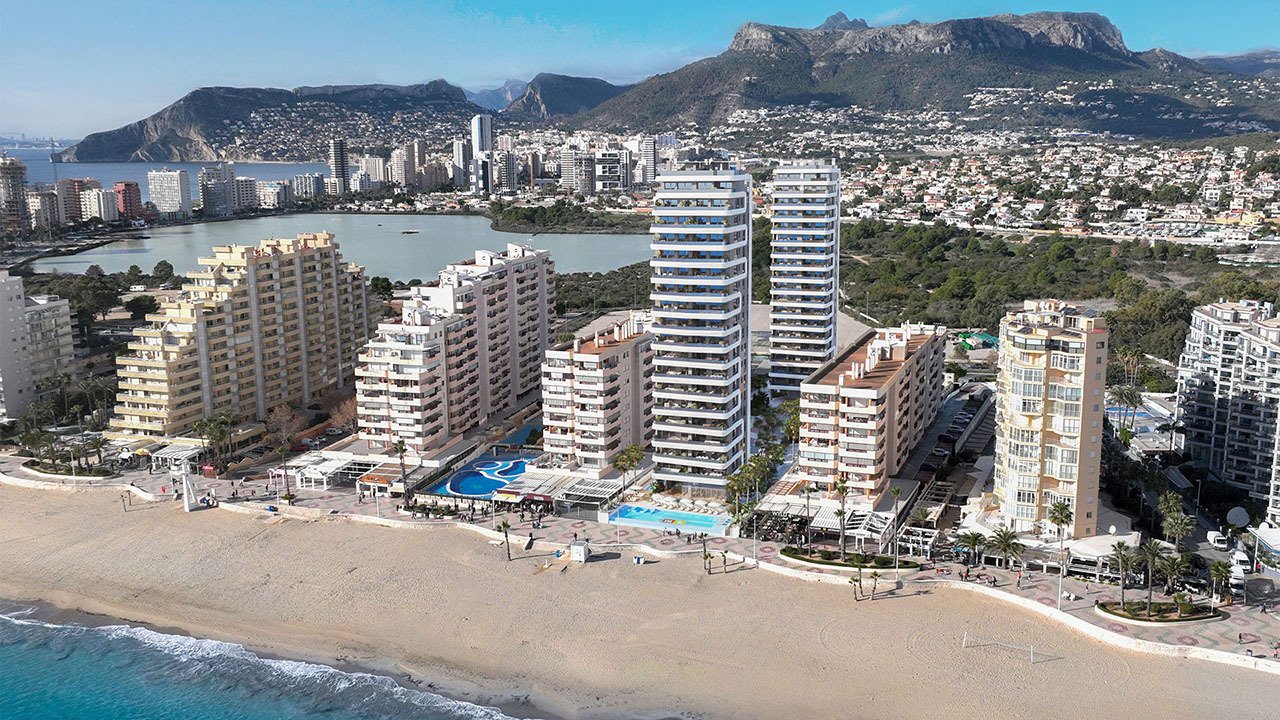 Maisonette-Wohnungen mit 3 Schlafzimmern, 3 Bädern, Klimaanlage, Fußbodenheizung in Bädern, Kfz-Stellplatz und Meerblick in erster Linie am Strand - 2