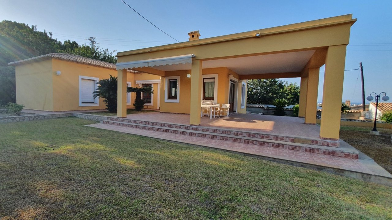 Gepflegte Villa mit 4 Schlafzimmern, 3 Badezimmern und Privatpool in hervorragender Wohnlage - 1