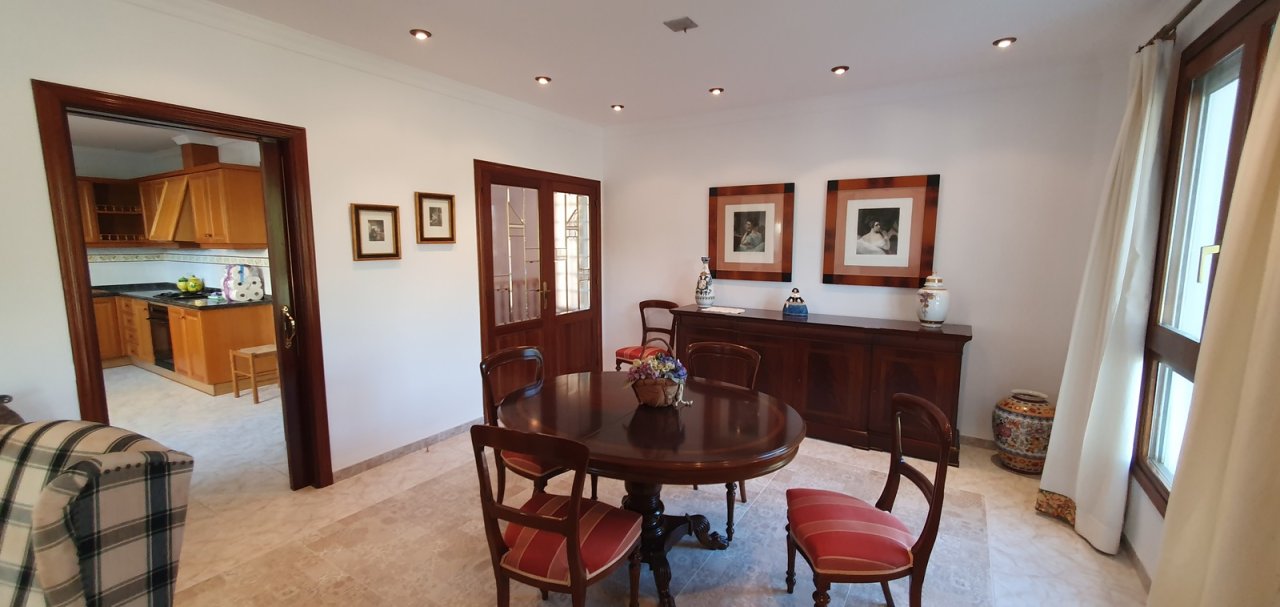 Gepflegte Villa mit 4 Schlafzimmern, 3 Badezimmern und Privatpool in hervorragender Wohnlage - 11