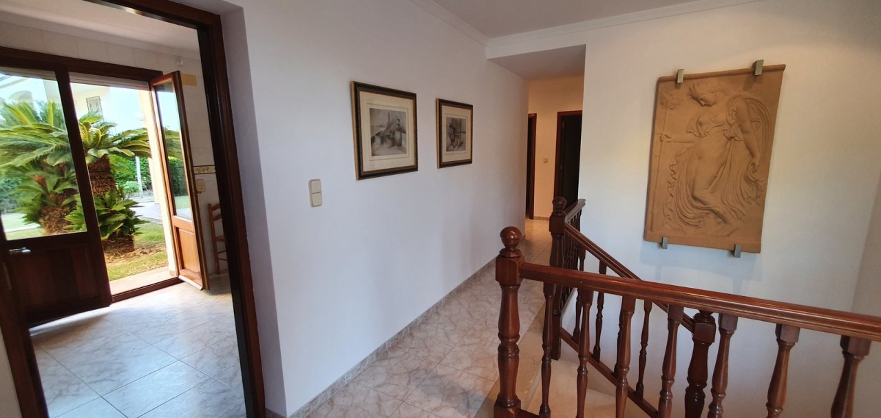 Gepflegte Villa mit 4 Schlafzimmern, 3 Badezimmern und Privatpool in hervorragender Wohnlage - 9