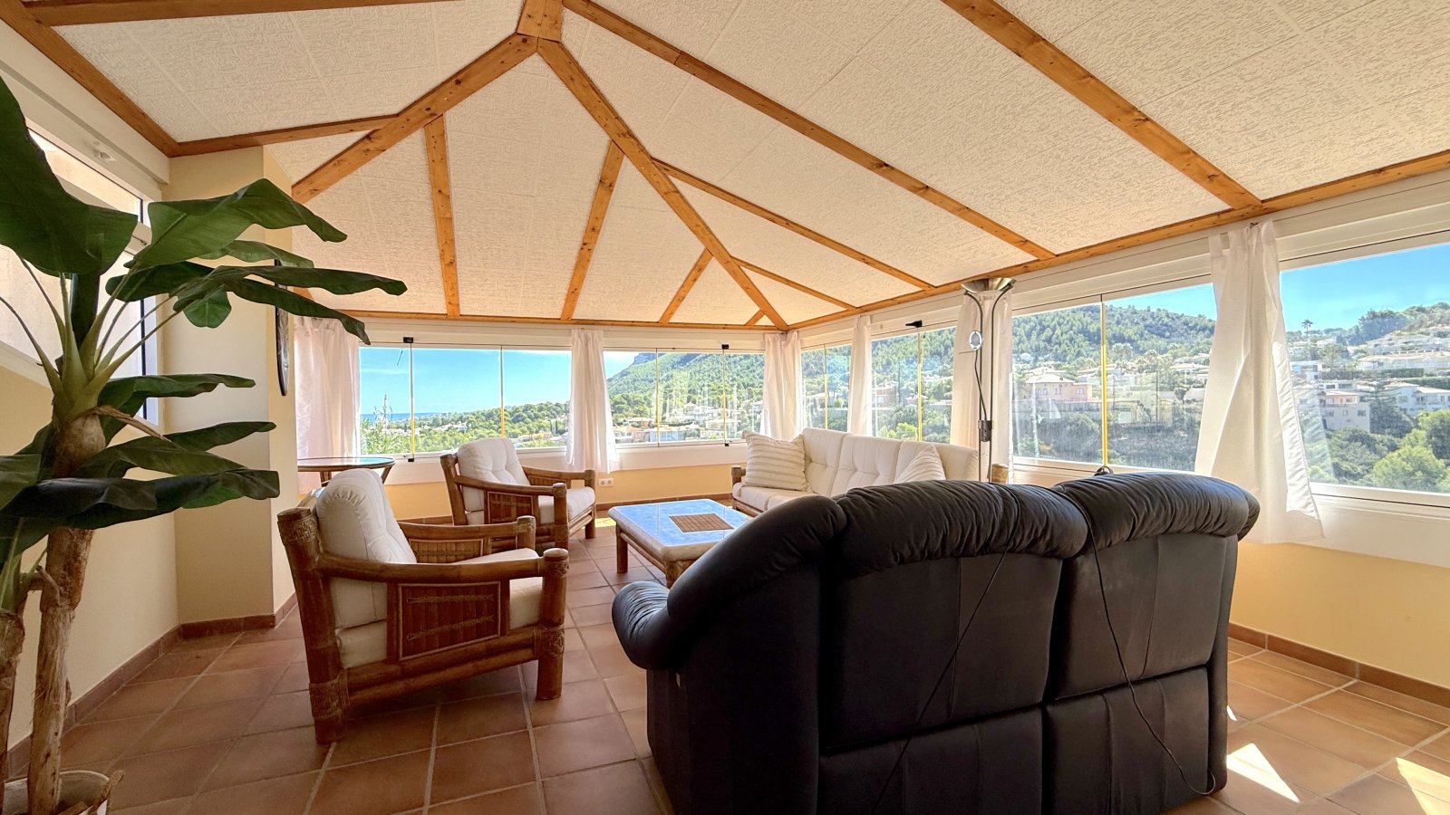 Sehr schöne, uneinsehbare Villa mit herrlicher Fernsicht und vielen Extras und mit Vermietungslizenz - 32