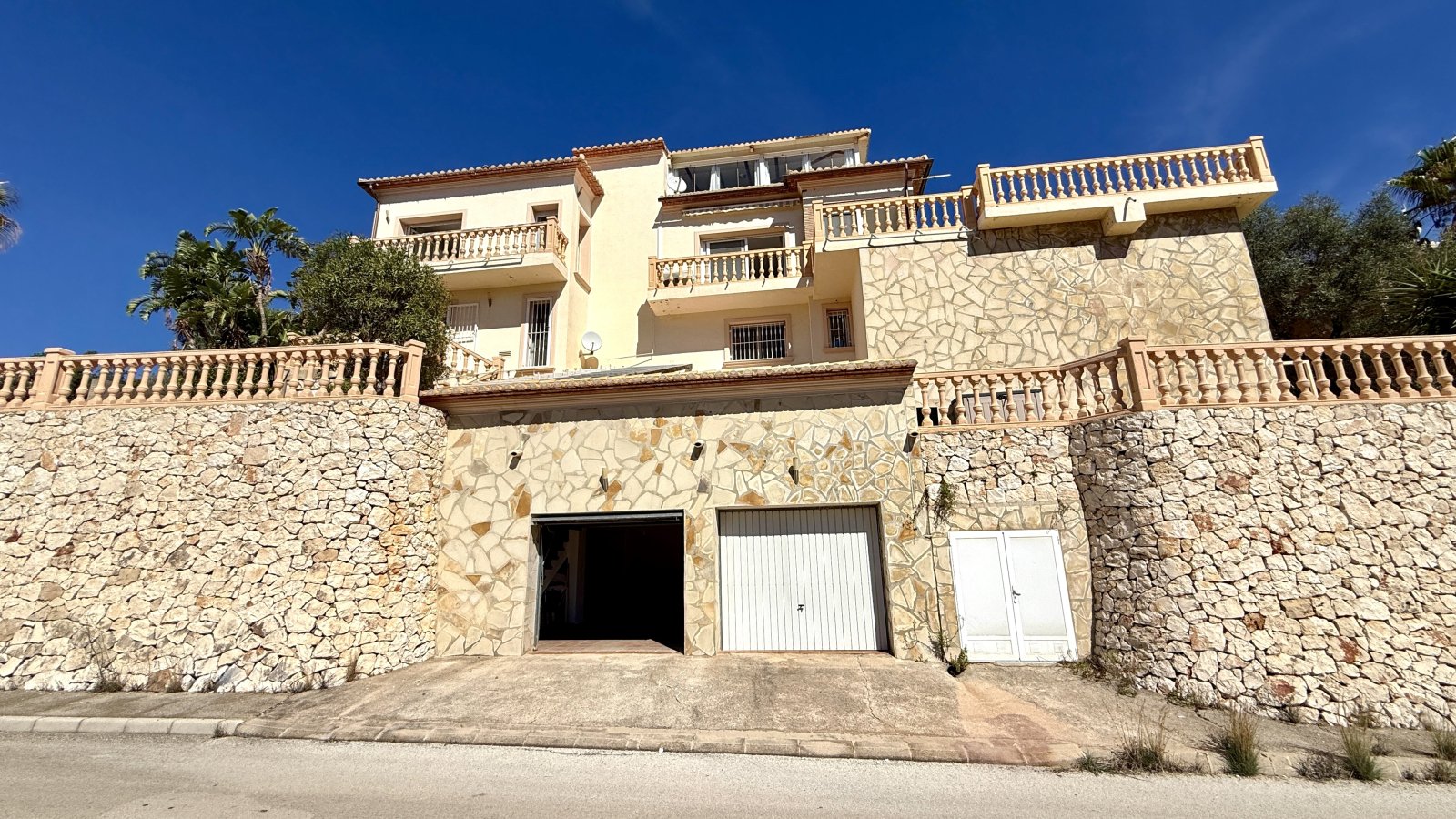 Sehr schöne, uneinsehbare Villa mit herrlicher Fernsicht und vielen Extras und mit Vermietungslizenz - 48