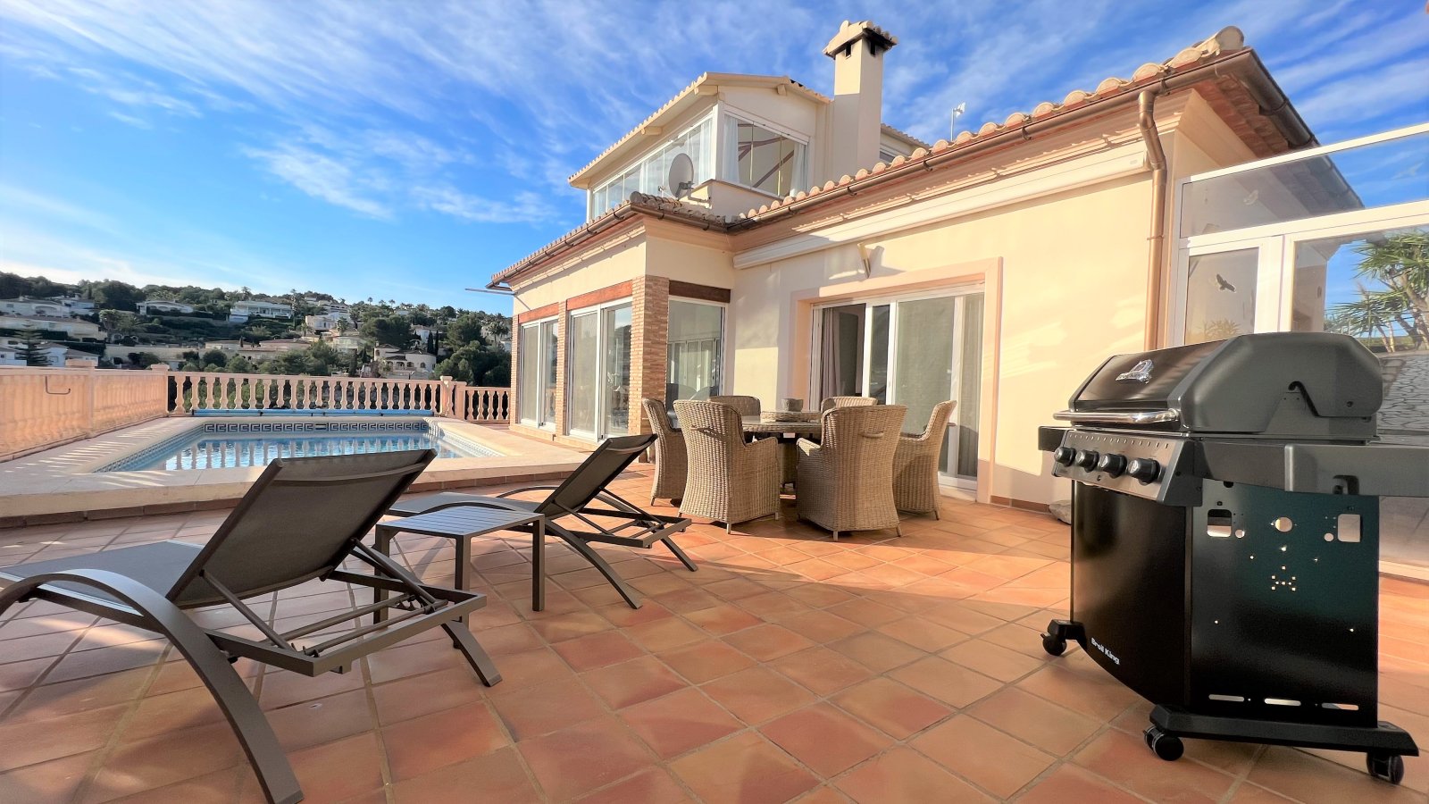 Sehr schöne, uneinsehbare Villa mit herrlicher Fernsicht und vielen Extras und mit Vermietungslizenz - 2