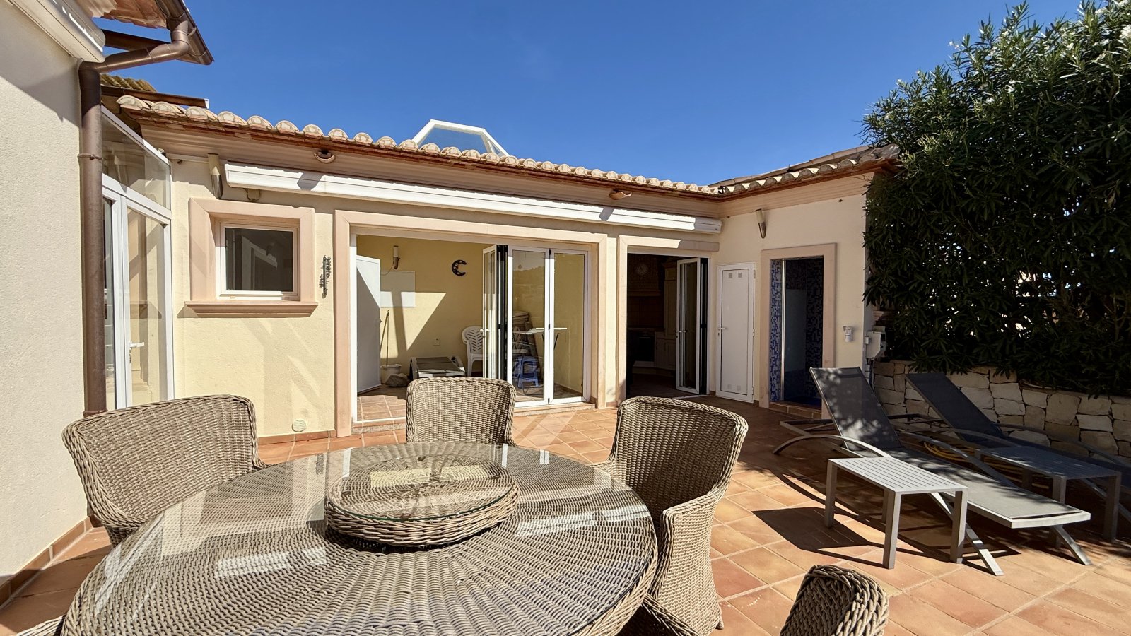 Sehr schöne, uneinsehbare Villa mit herrlicher Fernsicht und vielen Extras und mit Vermietungslizenz - 39