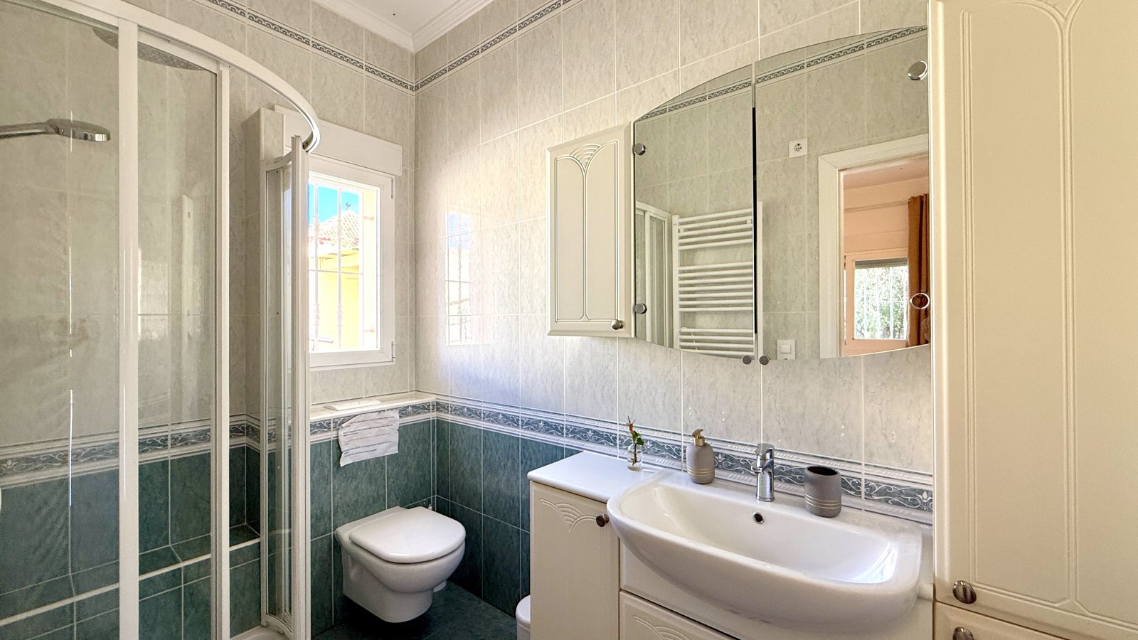 Sehr schöne, uneinsehbare Villa mit herrlicher Fernsicht und vielen Extras und mit Vermietungslizenz - 29