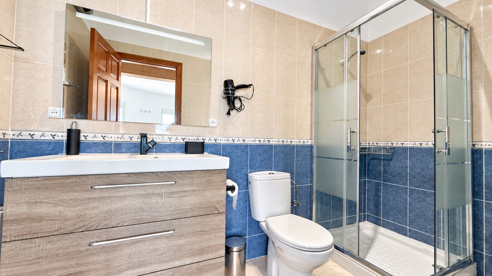 Großzügige, exklusive Villa mit Panoramameerblick, separatem Gästebereich und Doppelgarage - 26