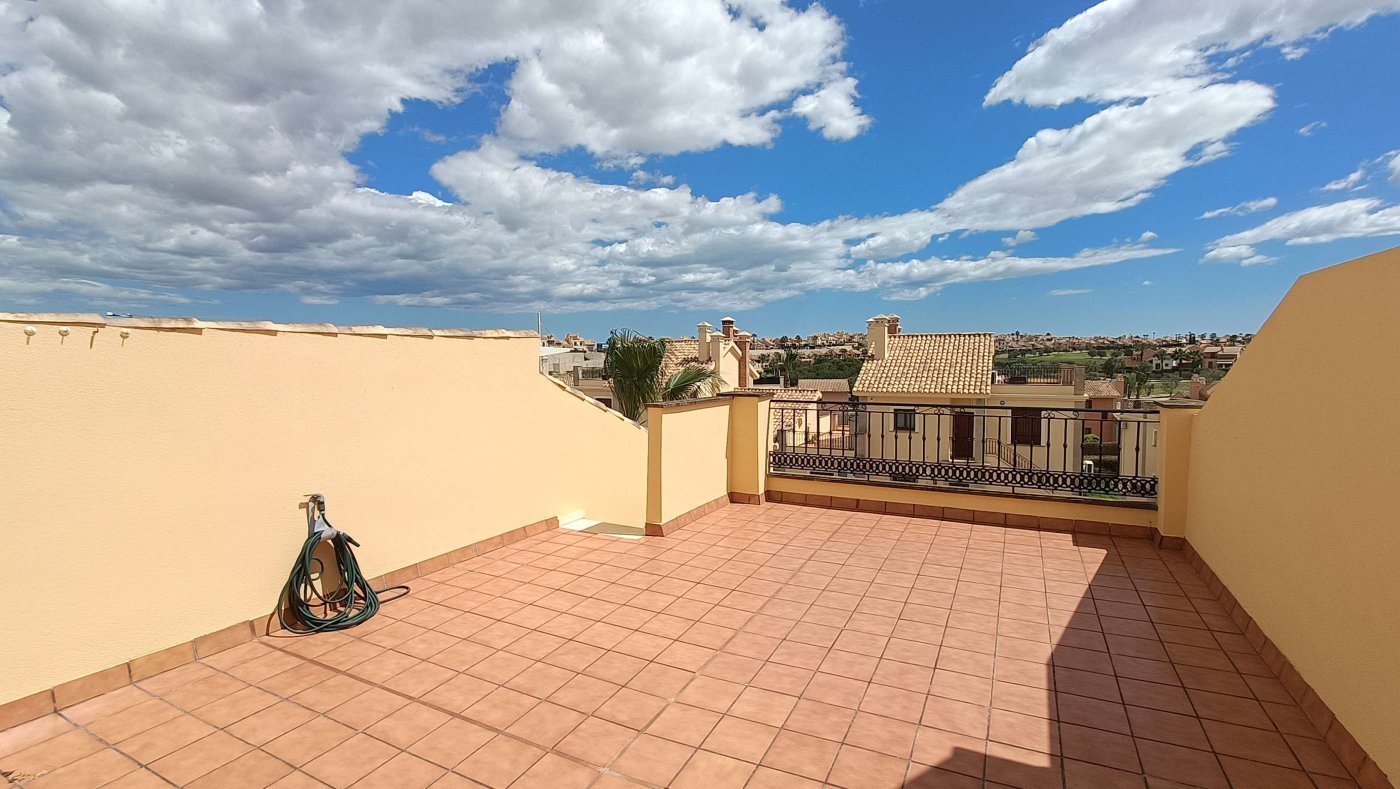 Wunderschöne Obergeschosswohnung mit 2 Schlafzimmern, 2 Bädern und eigener Dachterrasse mit fantastischem Blick über den Golfplatz - 25