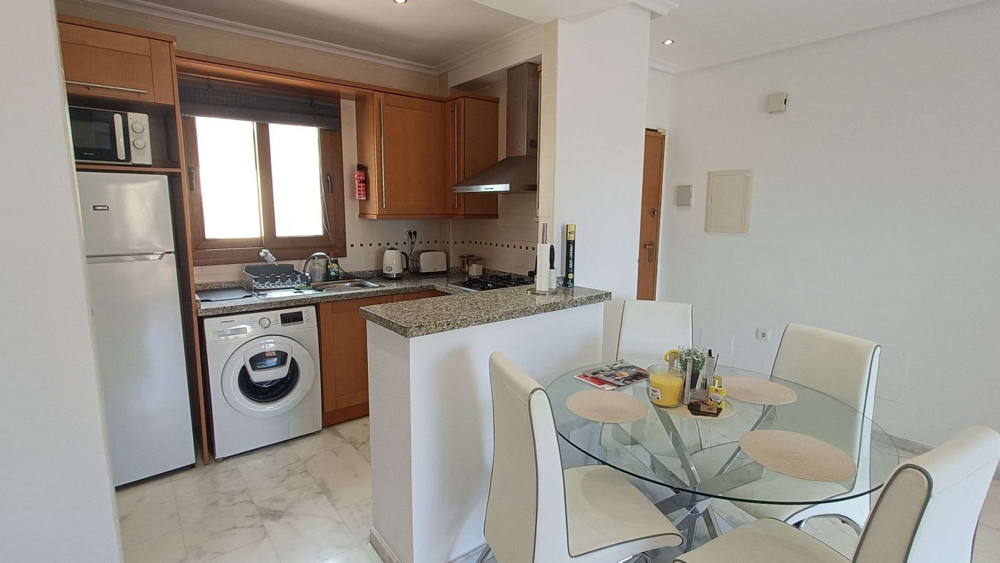 Wunderschöne Obergeschosswohnung mit 2 Schlafzimmern, 2 Bädern und eigener Dachterrasse mit fantastischem Blick über den Golfplatz - 9