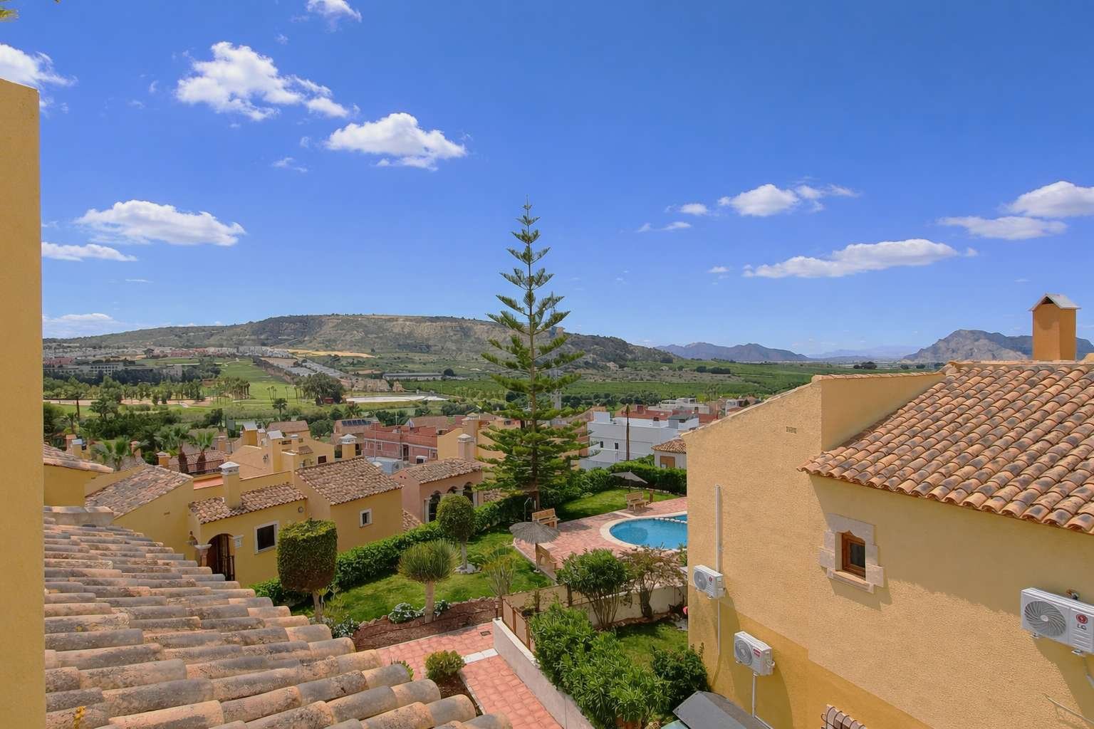 Wunderschöne Obergeschosswohnung mit 2 Schlafzimmern, 2 Bädern und eigener Dachterrasse mit fantastischem Blick über den Golfplatz - 2