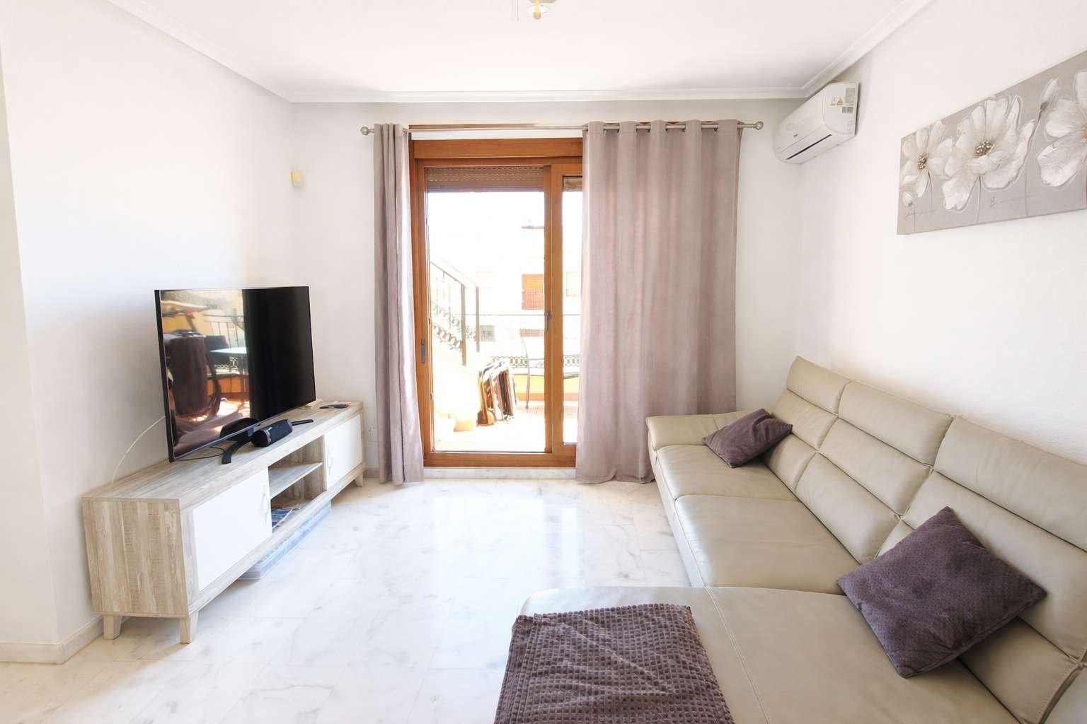 Wunderschöne Obergeschosswohnung mit 2 Schlafzimmern, 2 Bädern und eigener Dachterrasse mit fantastischem Blick über den Golfplatz - 7