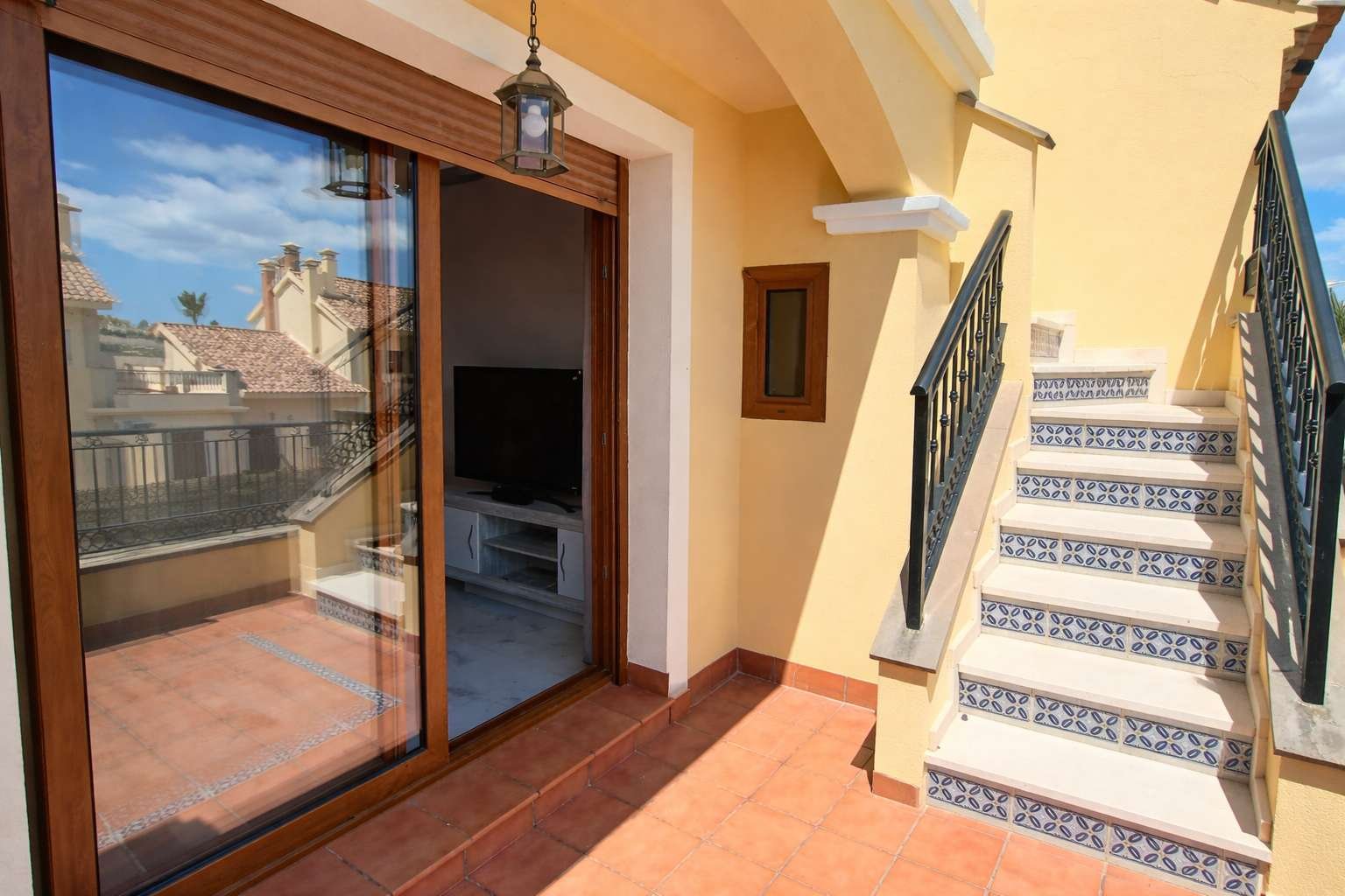 Wunderschöne Obergeschosswohnung mit 2 Schlafzimmern, 2 Bädern und eigener Dachterrasse mit fantastischem Blick über den Golfplatz - 23