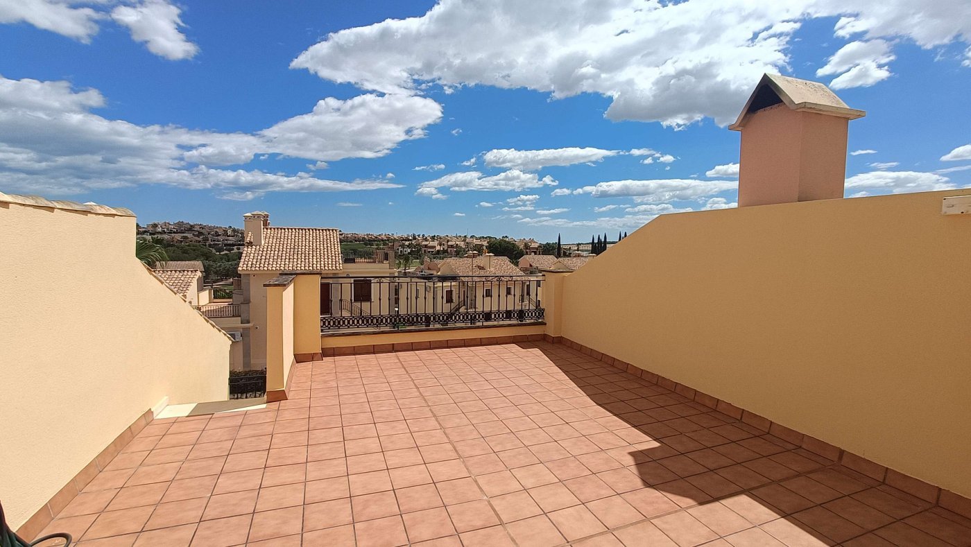 Wunderschöne Obergeschosswohnung mit 2 Schlafzimmern, 2 Bädern und eigener Dachterrasse mit fantastischem Blick über den Golfplatz - 26