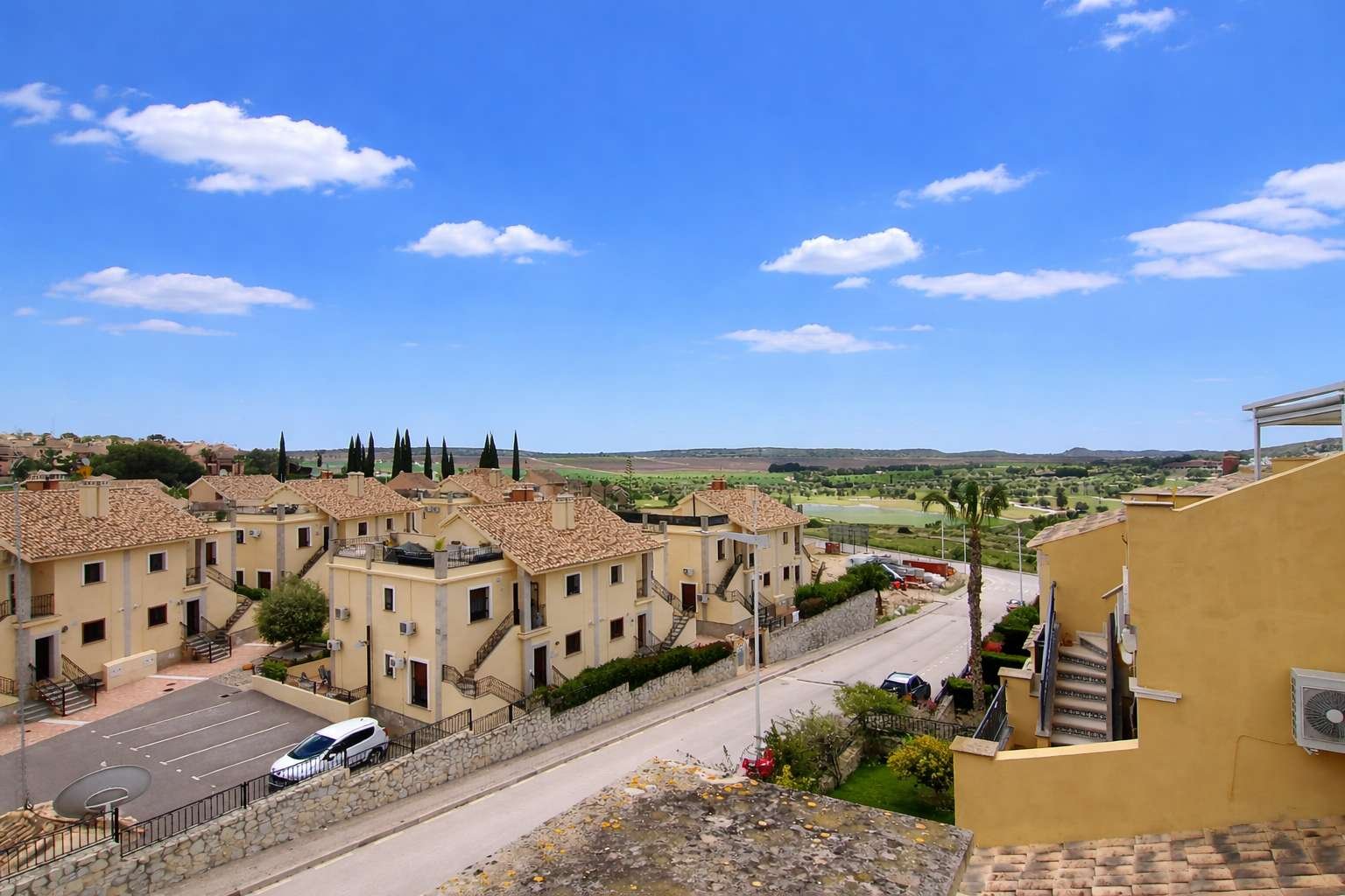 Wunderschöne Obergeschosswohnung mit 2 Schlafzimmern, 2 Bädern und eigener Dachterrasse mit fantastischem Blick über den Golfplatz - 27