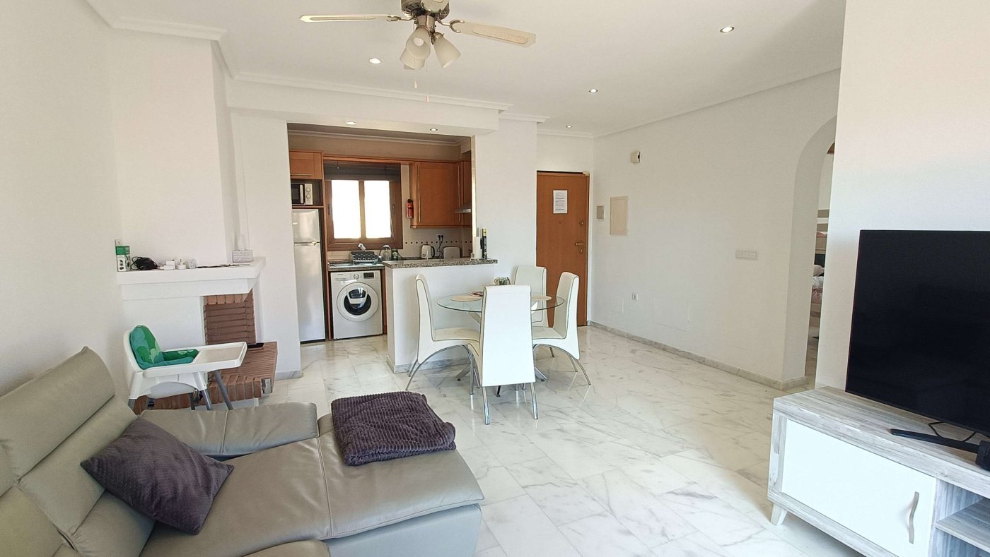 Wunderschöne Obergeschosswohnung mit 2 Schlafzimmern, 2 Bädern und eigener Dachterrasse mit fantastischem Blick über den Golfplatz - 5