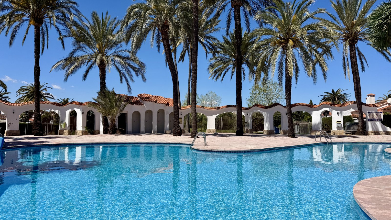Sehr gepflegtes Reihenhaus mit 3 Schlafzimmern in der beliebten Ferienanlage El Palmar mit großer Poollandschaft - 2
