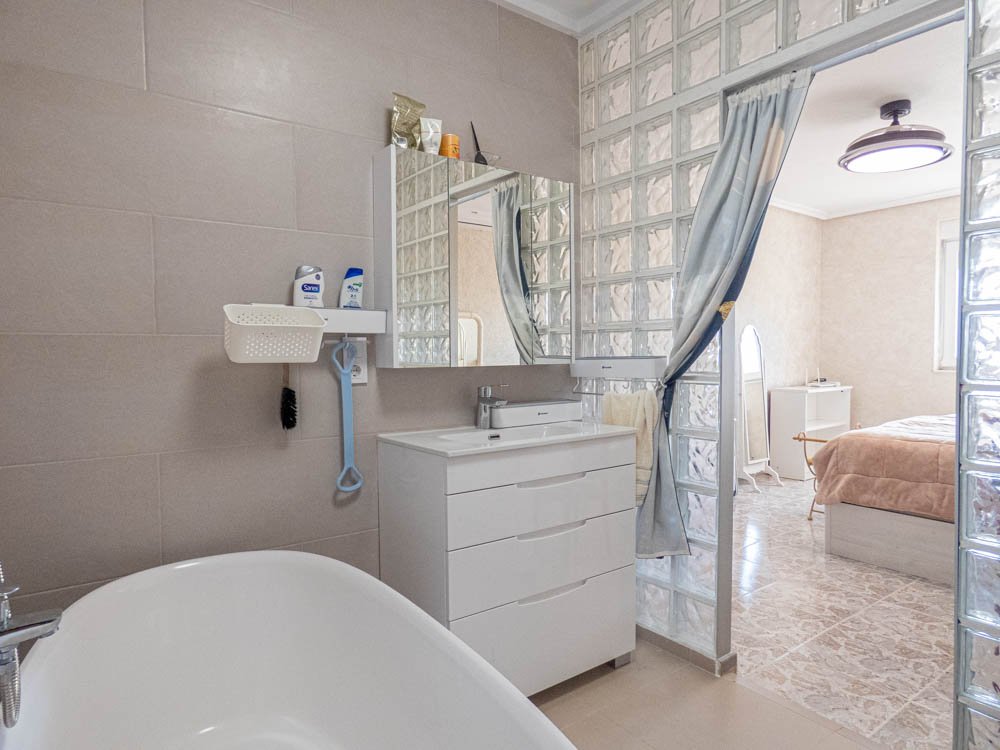 Wunderschöne renovierte Landhaus-Villa mit 7 Schlafzimmern, 7 Bädern, Klimaanlage, Zentralheizung, Doppelgarage und beheizbarem Privatpool - 42
