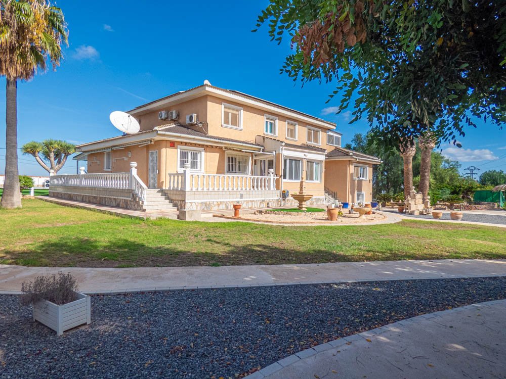 Wunderschöne renovierte Landhaus-Villa mit 7 Schlafzimmern, 7 Bädern, Klimaanlage, Zentralheizung, Doppelgarage und beheizbarem Privatpool - 1